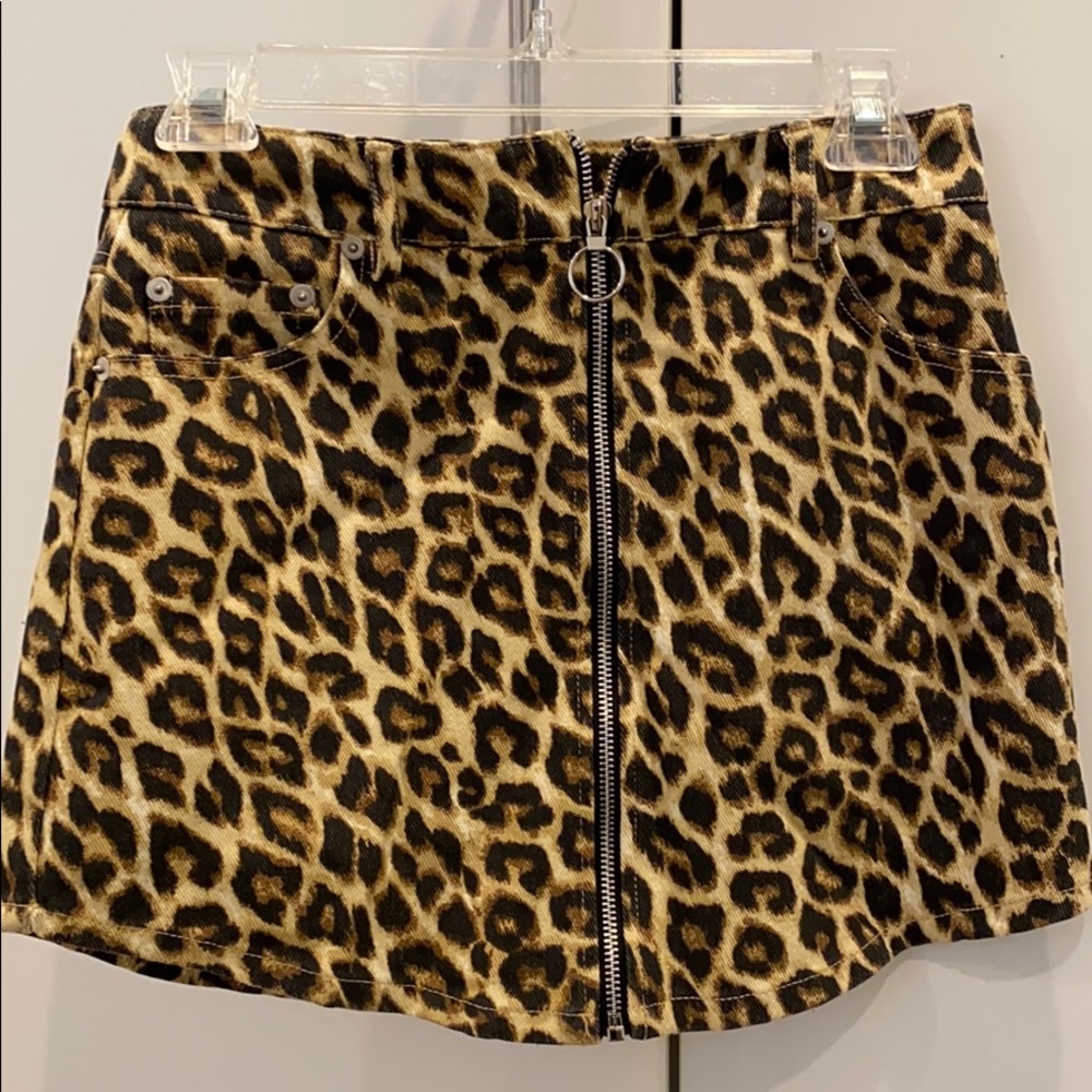 Cute cheetah print zipper skirt.
